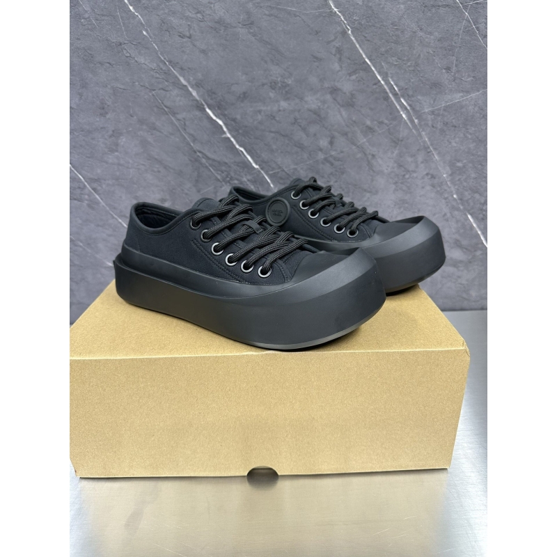 G*u*i sneakers